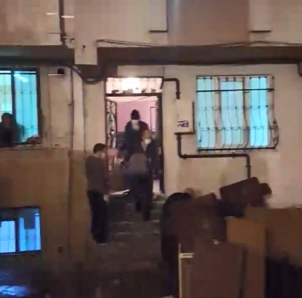 İstanbul- Esenyurt'ta evden çıkarmak istediği kiracısının eşyalarını sokağa attı