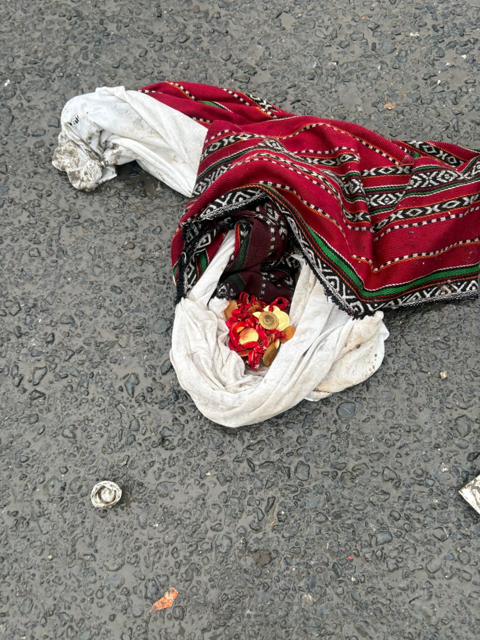 İstanbul- Esenyurt'ta işçilerin çöpte bulduğu 1 milyon 200 bin liralık altın sahibine teslim edildi