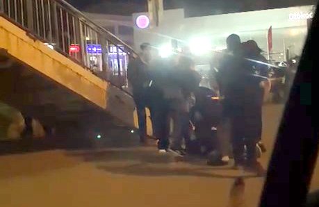 İstanbul- Esenyurt'ta sokak ortasında 'laf atma' kavgası kamerada