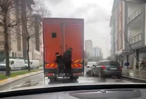 İstanbul - Esenyurt'ta trafikte patenle tehlikeli yolculuk kamerada