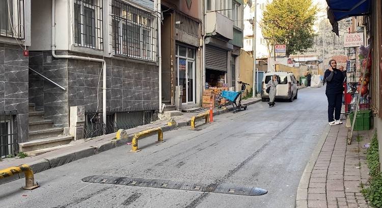 İstanbul - Fatih'te alışveriş yaptığı bakkalı oyuncak silahla bastı; o anlar kamerada
