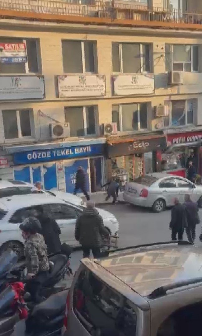 İstanbul - Fatih'te etrafa rastgele bıçakla saldıran şüpheli kamerada