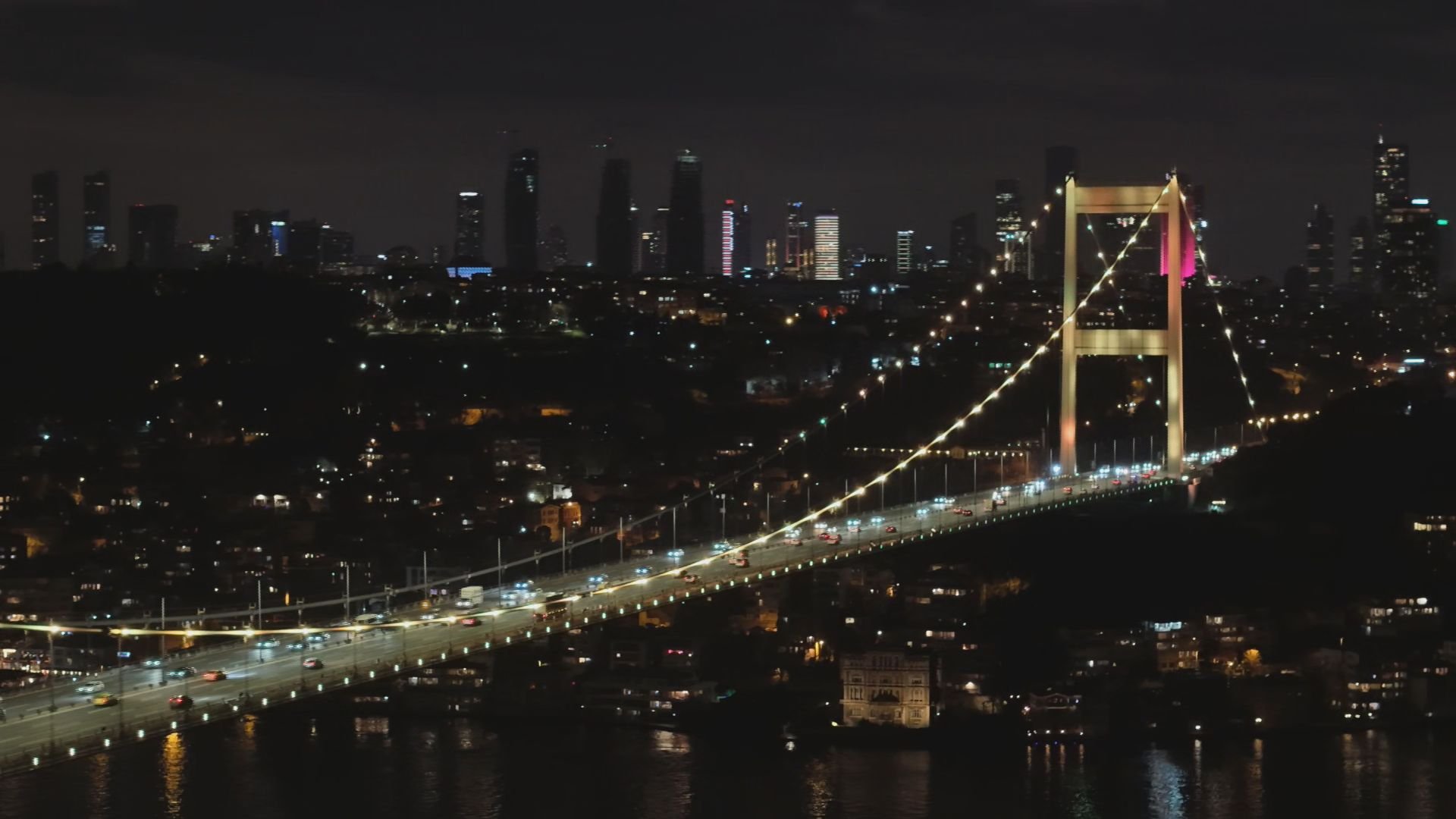 İstanbul - FSM Köprüsü 'Endometriozis' farkındalığı kapsamında sarı ışıklarla aydınlatıldı