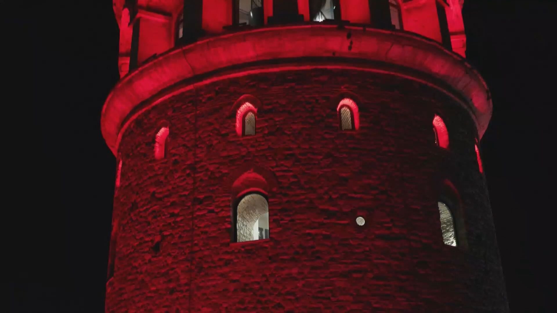 İstanbul - Galata Kulesi 'Multipl Miyelom' hastalığına farkındalık kapsamında kırmızı ışıklarla aydınlatıldı