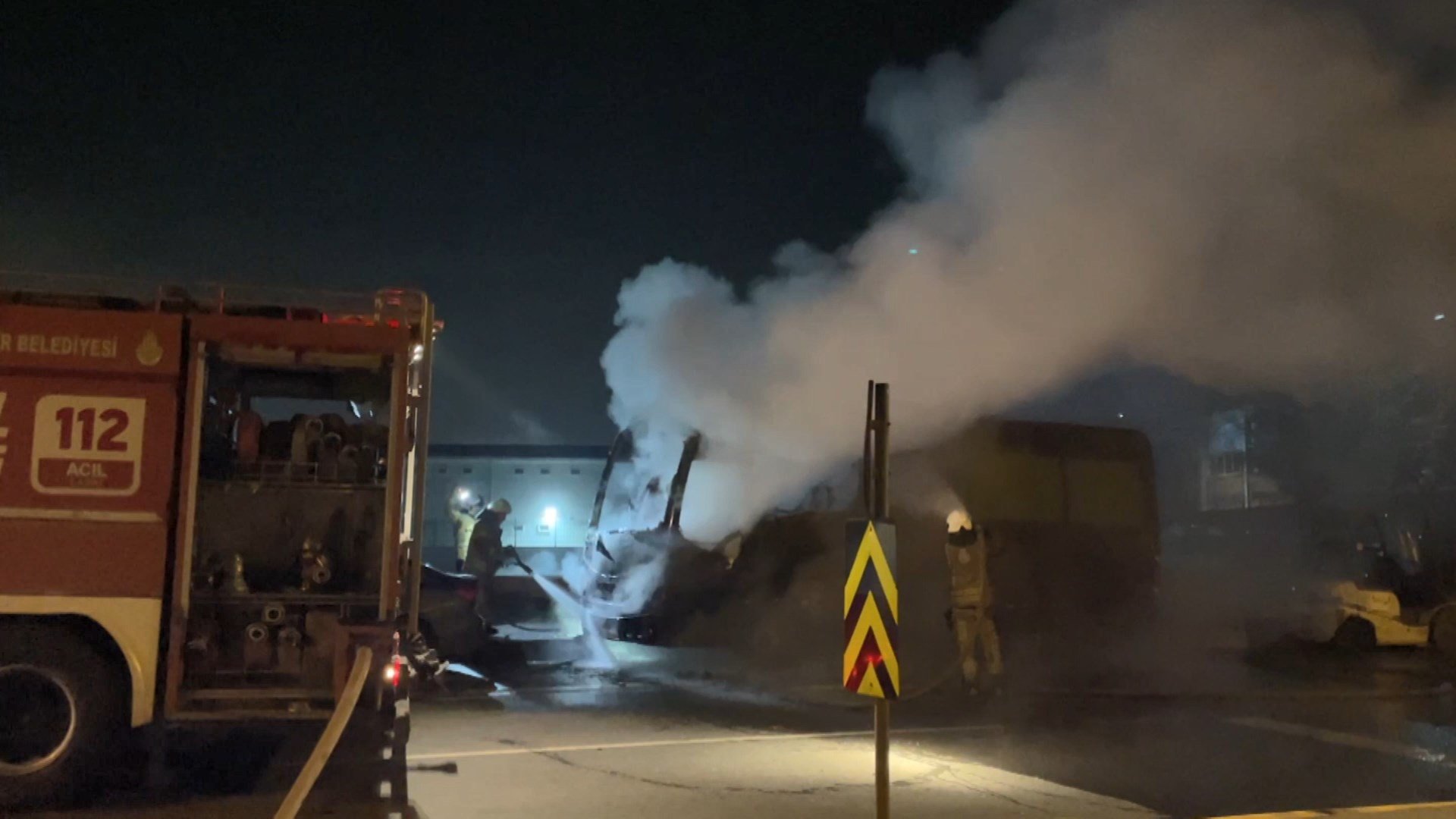 İstanbul - Kağıthane'de park halindeki servis midibüsü alev alev yandı