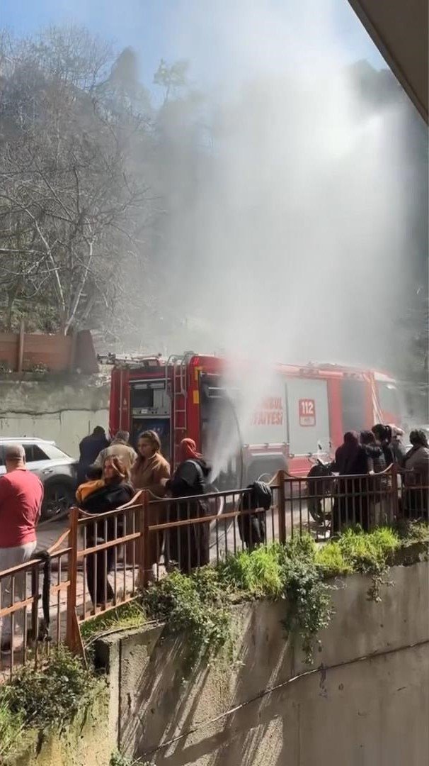 İstanbul - Kağıthane'de yangından son anda kurtulan kadın 'Evim gitti' diyerek ağladı
