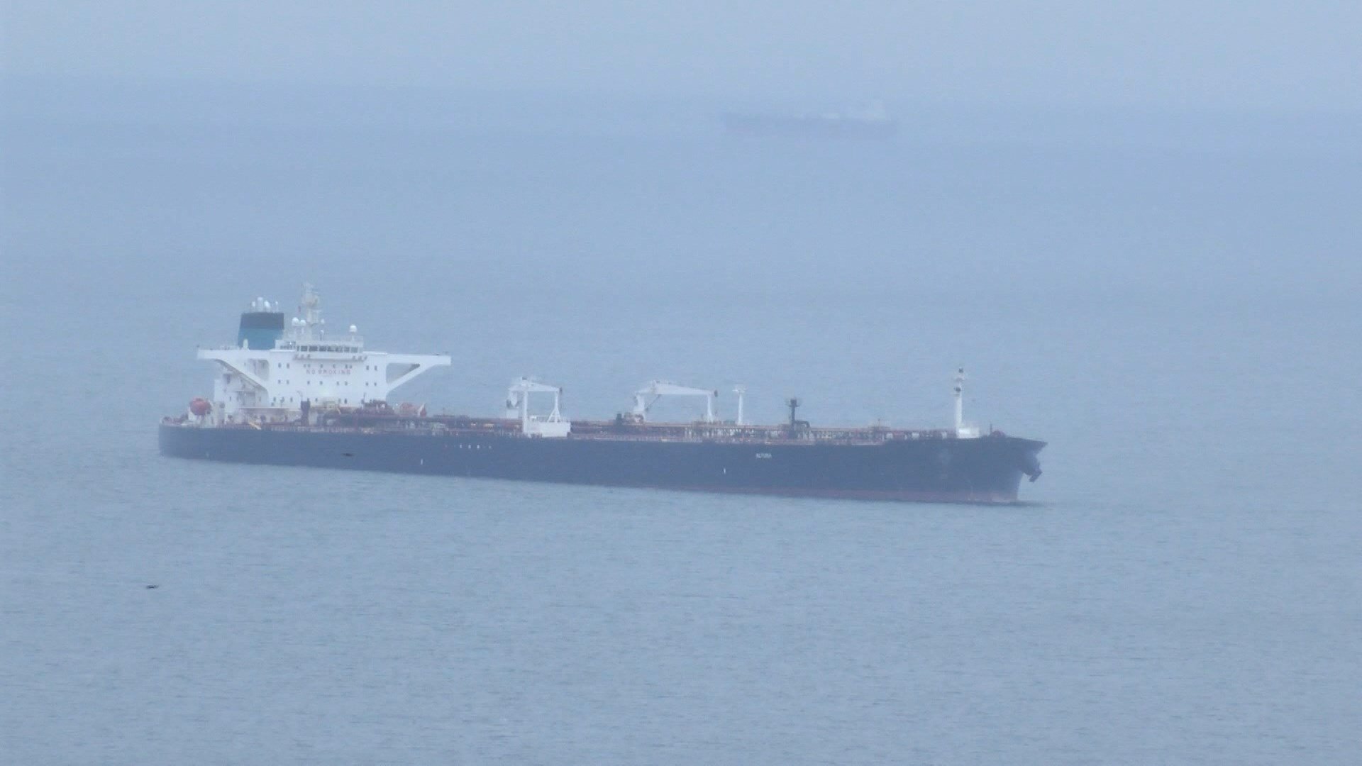 İstanbul- Karadeniz'de saldırıya uğrayan petrol tankeri Türkeli Demirleme Sahası'na çekildi