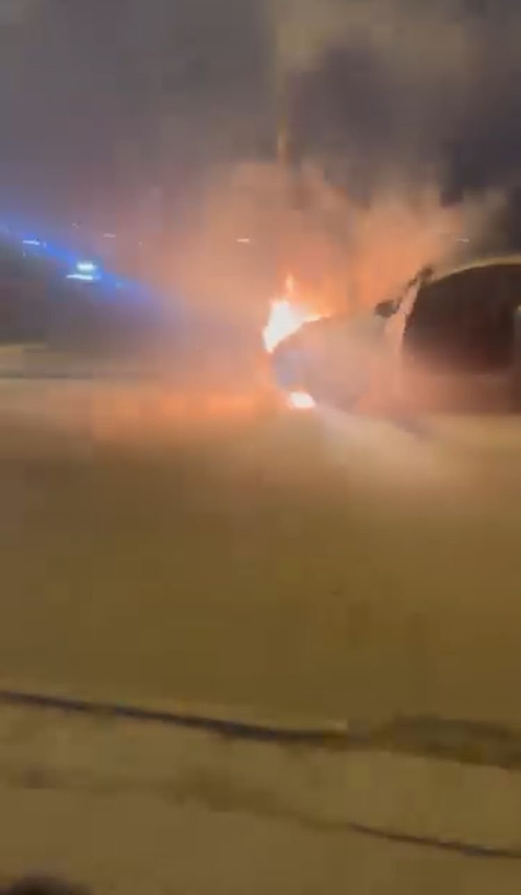 İstanbul - Küçükçekmece'de seyir halindeki otomobil alev alev yandı