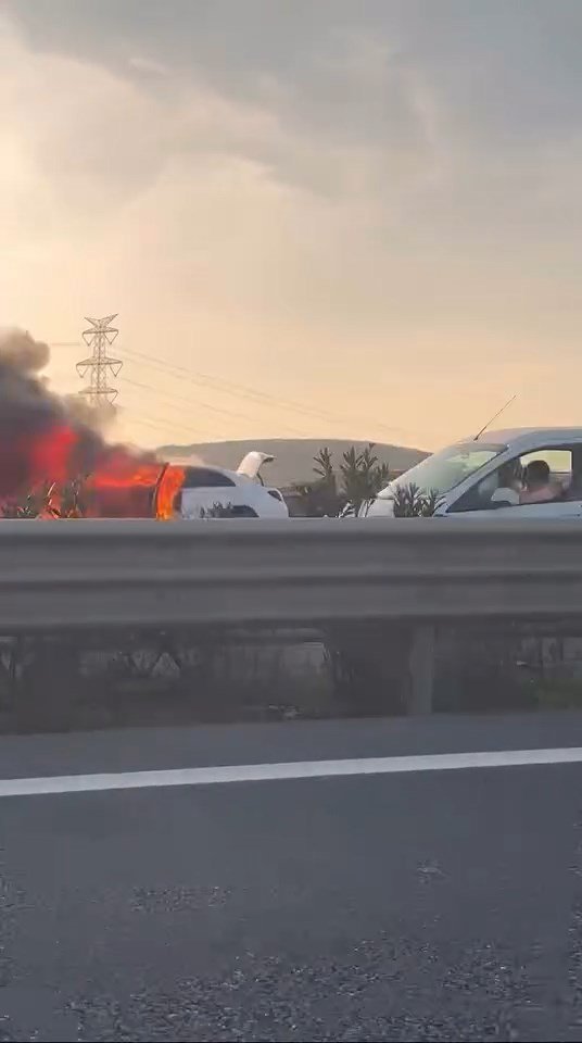 İstanbul - Kuzey Marmara Otoyolu'nda seyir halindeki otomobil alev alev yandı