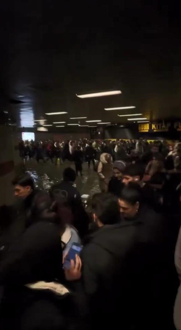 İstanbul - Mecidiyeköy metro alt geçidini su bastı; vatandaşlar yürümekte zorlandı