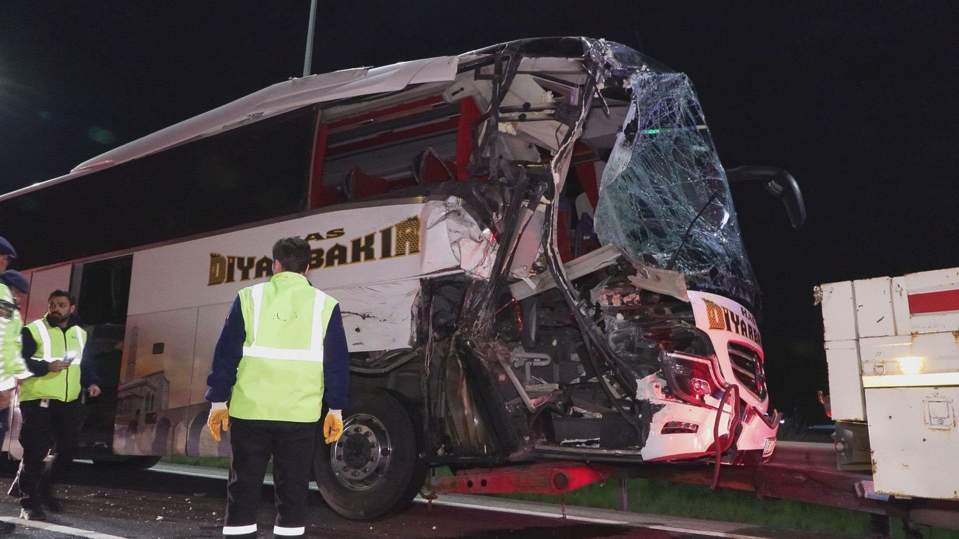 İstanbul - Sancaktepe'de seyir halindeki yolcu otobüsü TIR'a çarptı: 10 yaralı