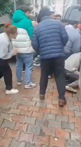 İstanbul -Sultangazi'de hafif ticari aracın çocuğa çarptığı anlar kamerada