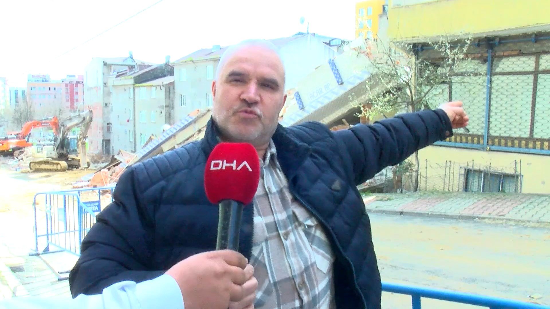 İstanbul - Sultangazi'de kentsel dönüşüm kapsamında apartman yıkıldı; yandaki binada hasar oluştu