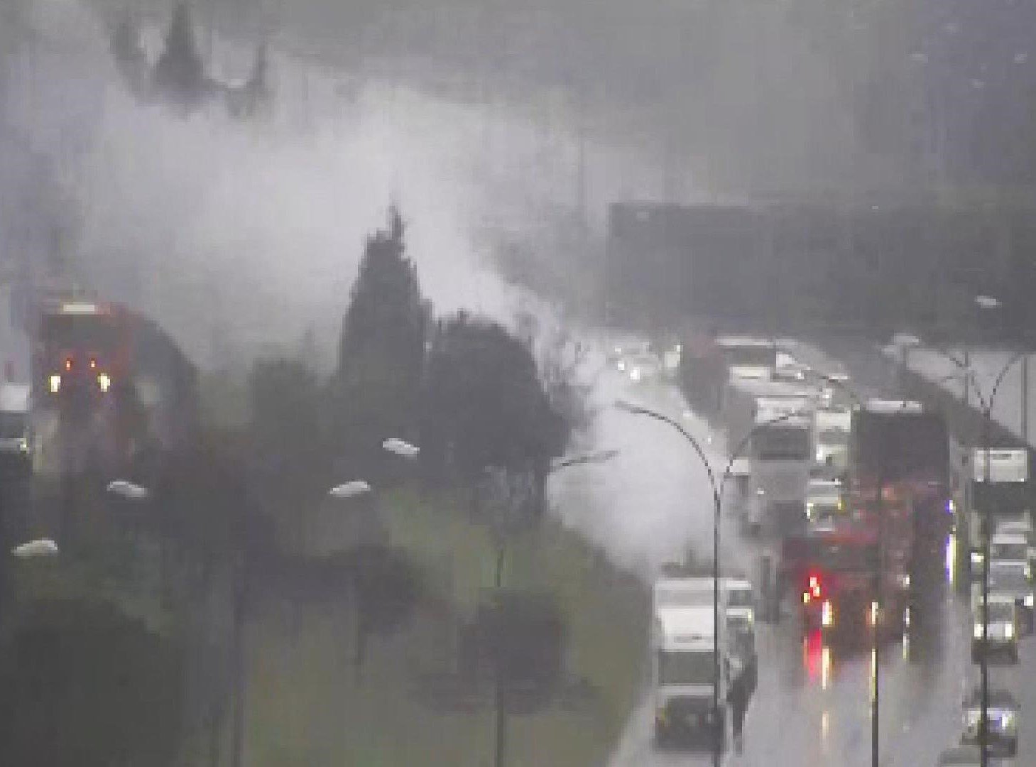 İstanbul - TEM Otoyolu'nda TIR yanıyor - 2 / Ek görüntü ve fotoğrafla