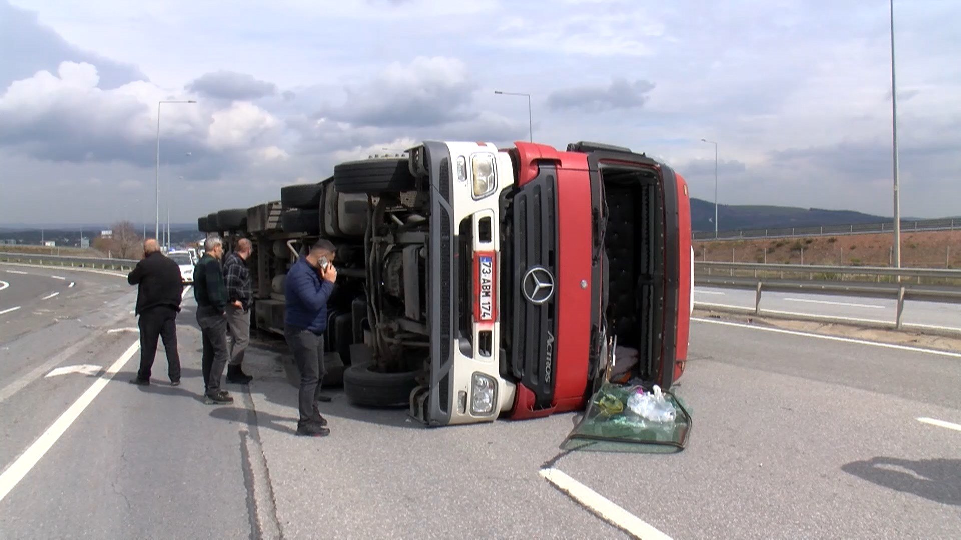 İstanbul- Tuzla'da virajı alamayan TIR devrildi