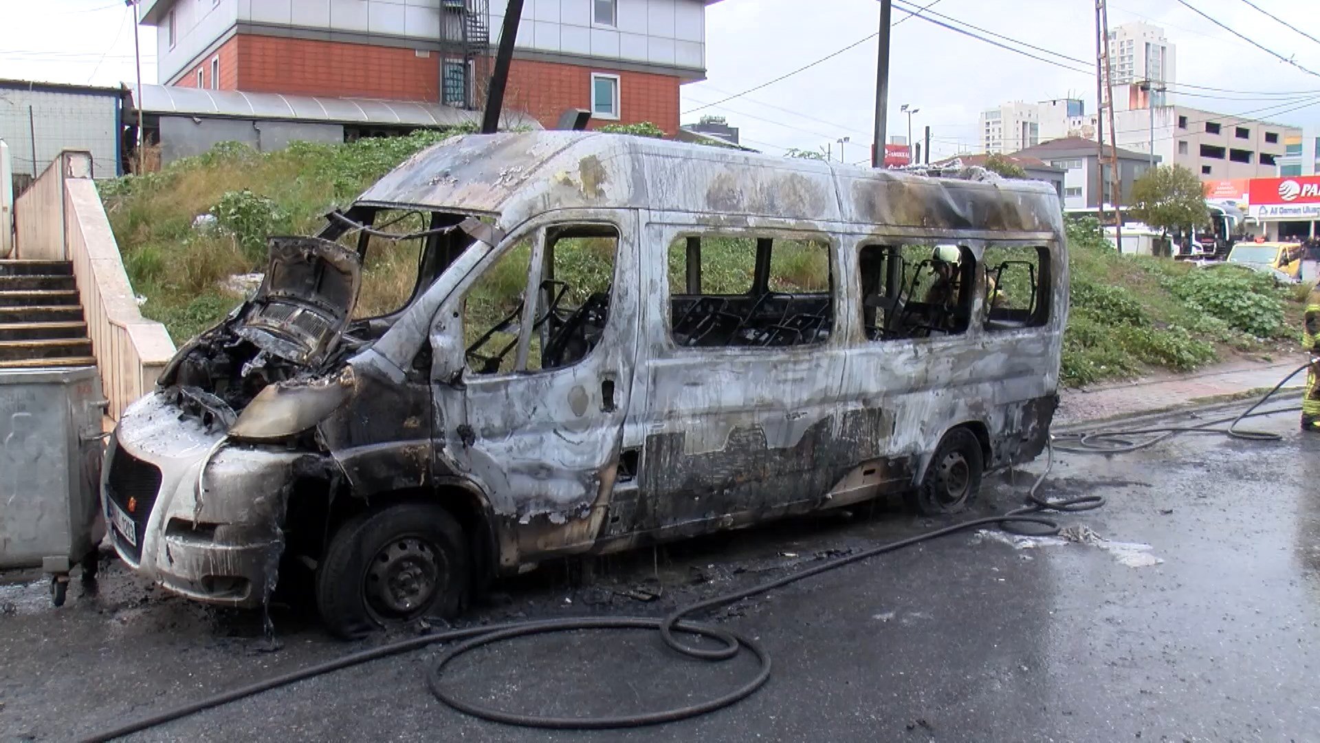 İstanbul- Ümraniye'de servis minibüsü alev alev yandı