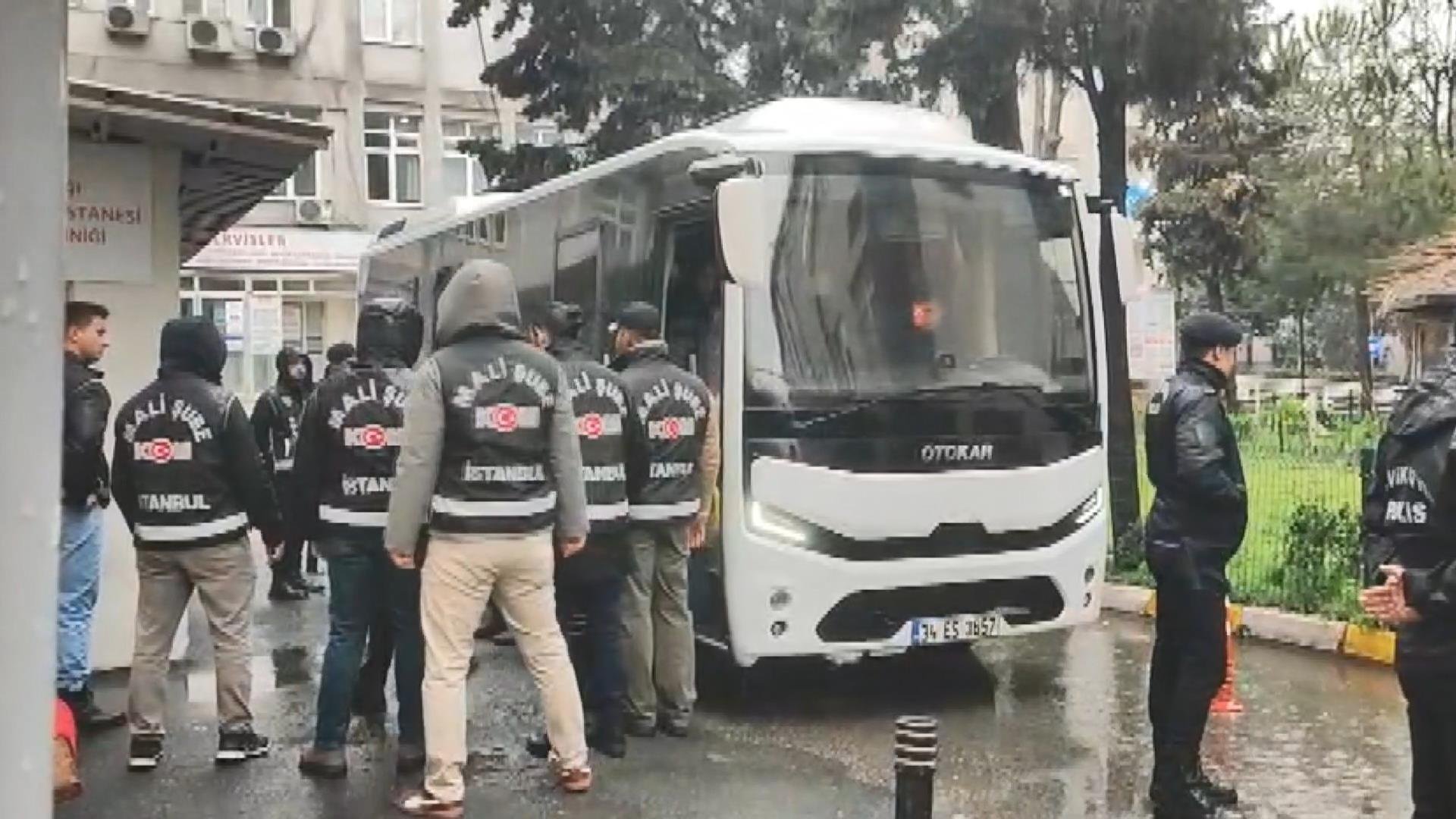 İstanbul - Uşak Belediyesi'ne yönelik 'rüşvet' soruşturmasında gözaltına alınanlar sağlık kontrolünden geçirildi - 2 / Ek görüntü ve fotoğrafla