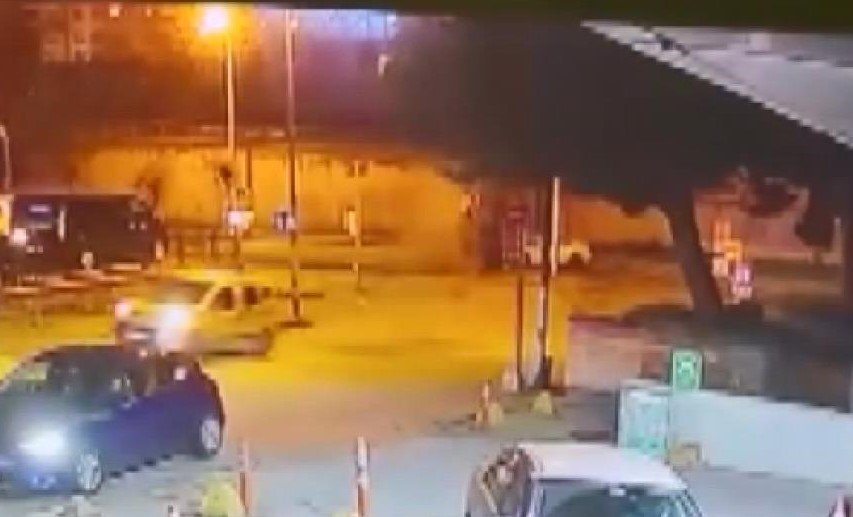 İstanbul - Üsküdar'da iki otomobilin kafa kafaya çarpıştığı kaza kamerada