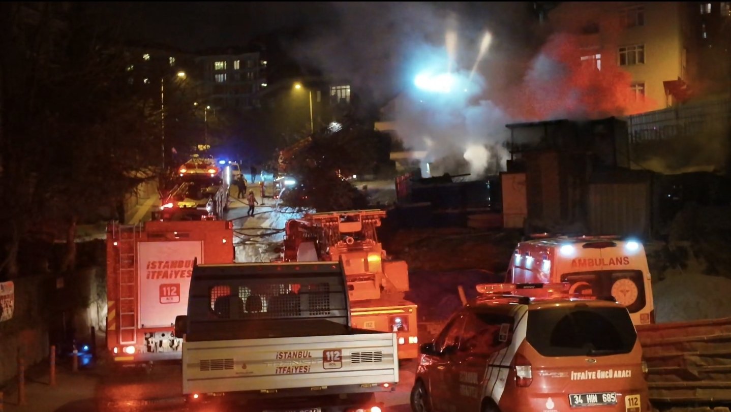 İstanbul - Üsküdar'da işçi konteyneri alev alev yandı