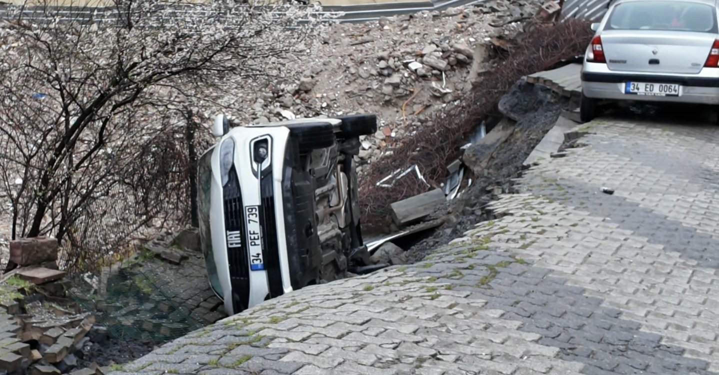İstanbul - Üsküdar'da yağışın ardından yol çöktü; park halindeki otomobil çukura düştü