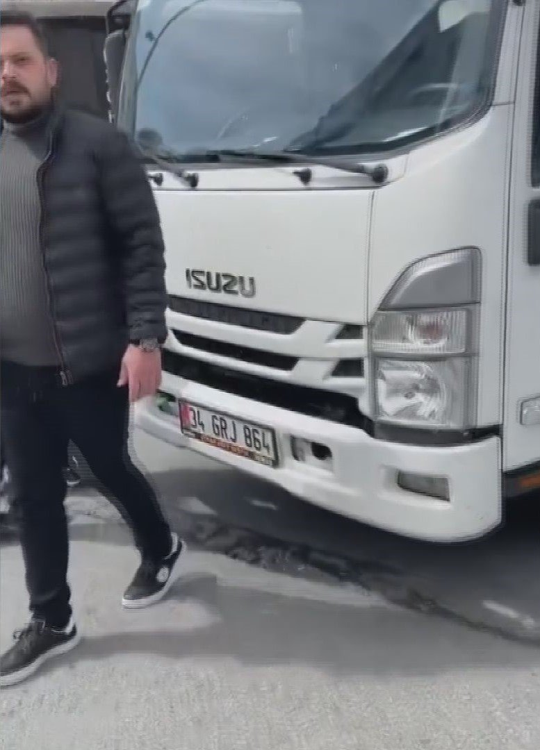 İstanbul - Zeytinburnu'nda iki kamyonet şoförünün trafikteki kavgası kamerada