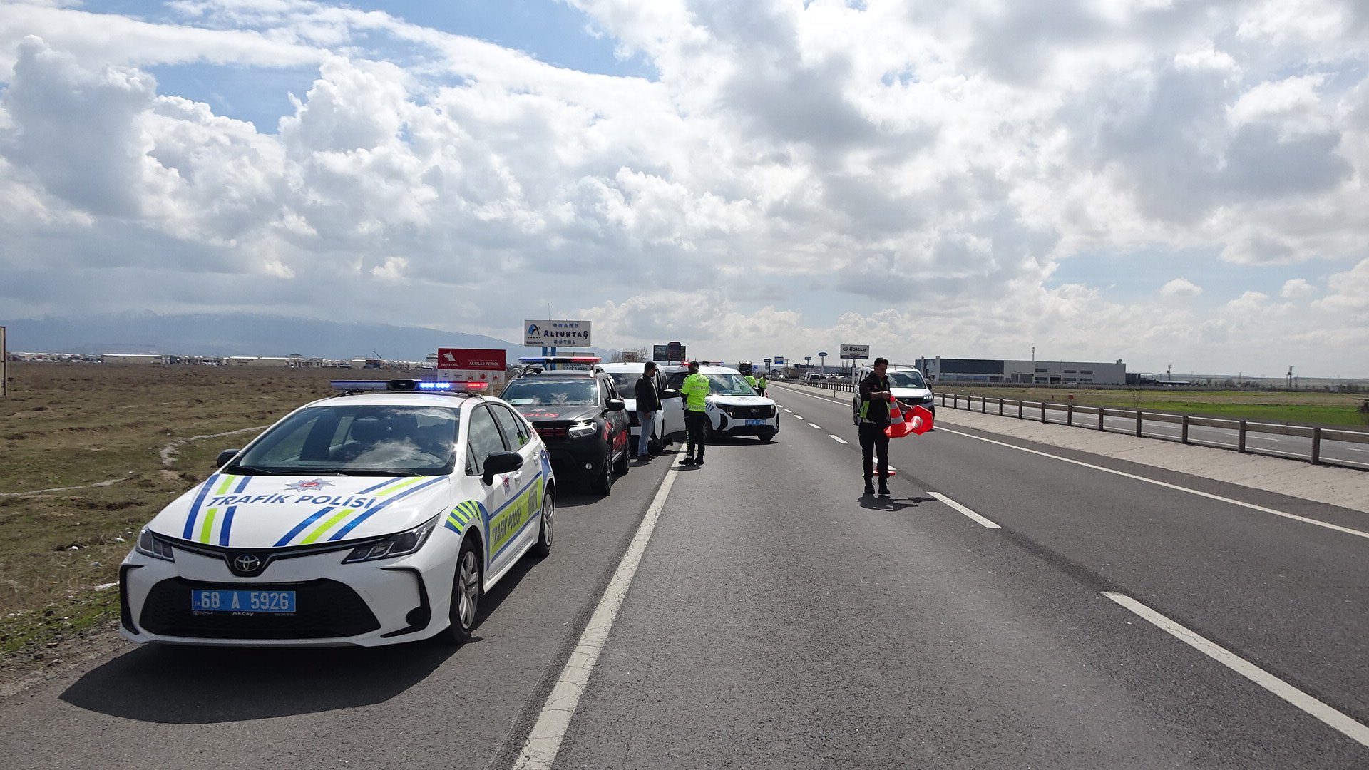 Kaçarken otomobiliyle 2 araca çarpan sürücü, 30 kilometrelik takiple yakalandı