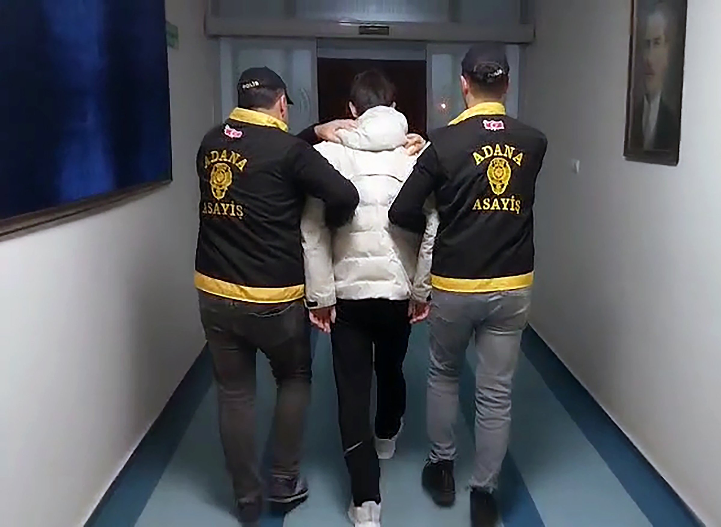 Kaldırım taşıyla kırdıkları vitrinlerdeki cep telefonu ve elektronik ürünleri çaldılar