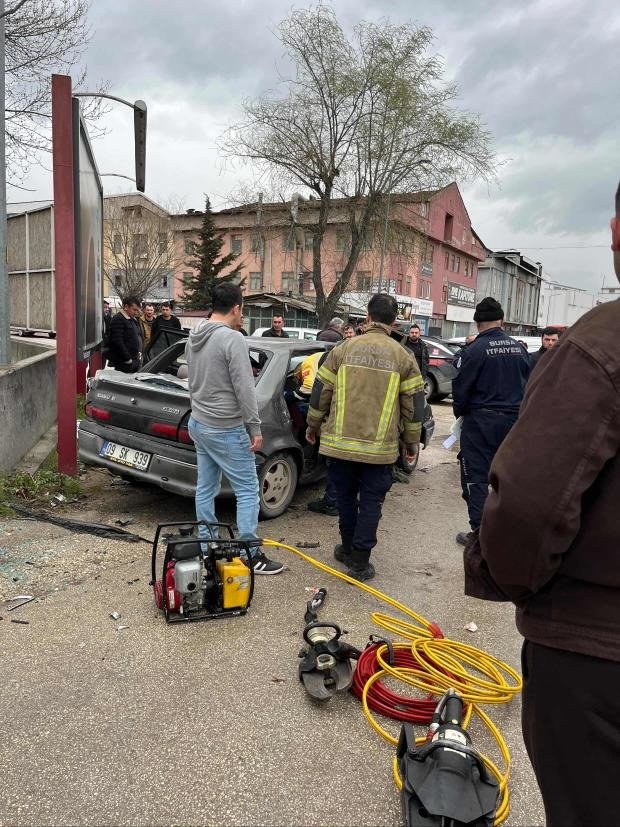 Kamyonet ile otomobil çarpıştı; 2'si bebek 9 yaralı