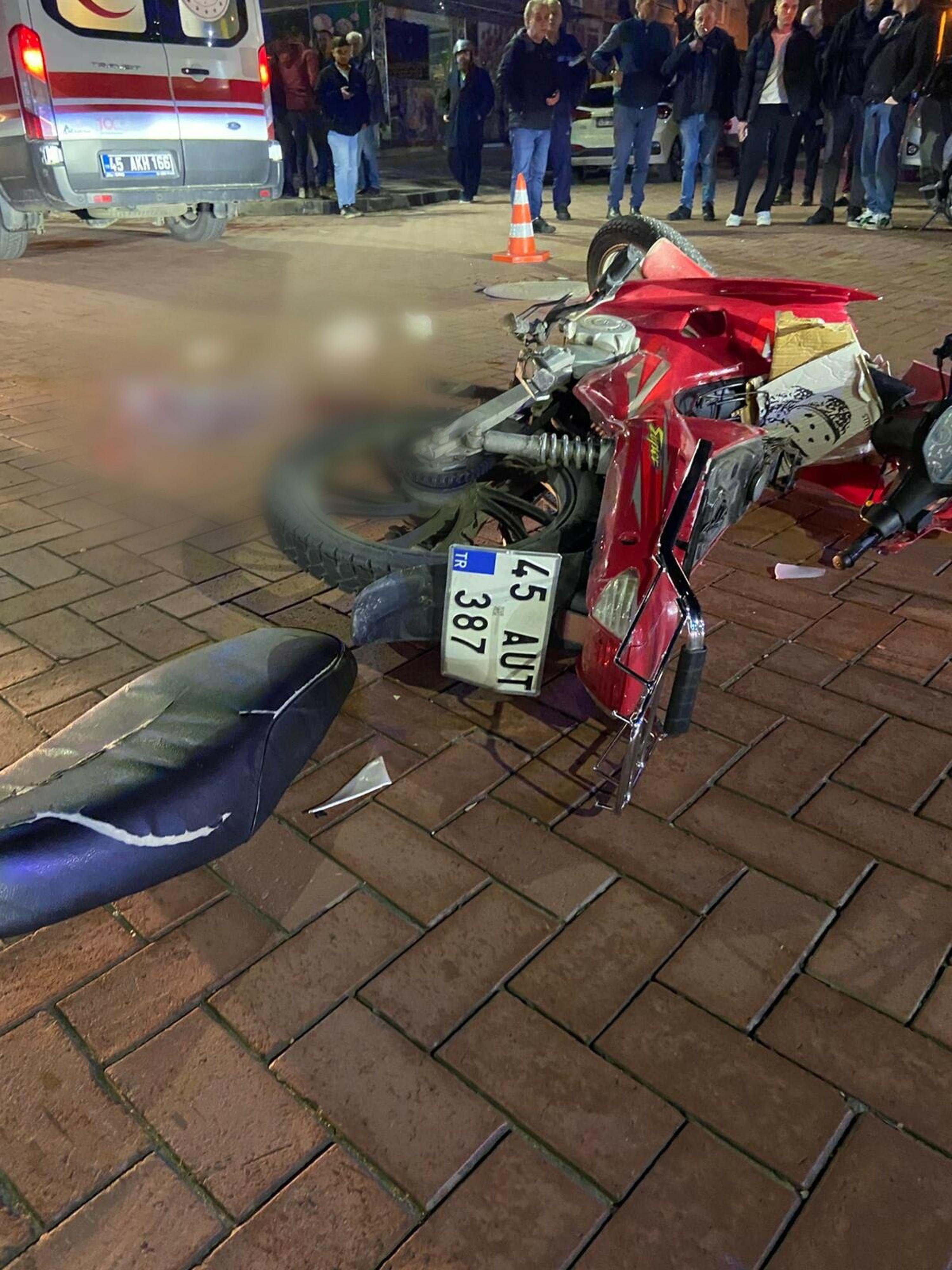 Kamyonetle çarpışan motosikletin sürücüsü öldü; kaza kamerada