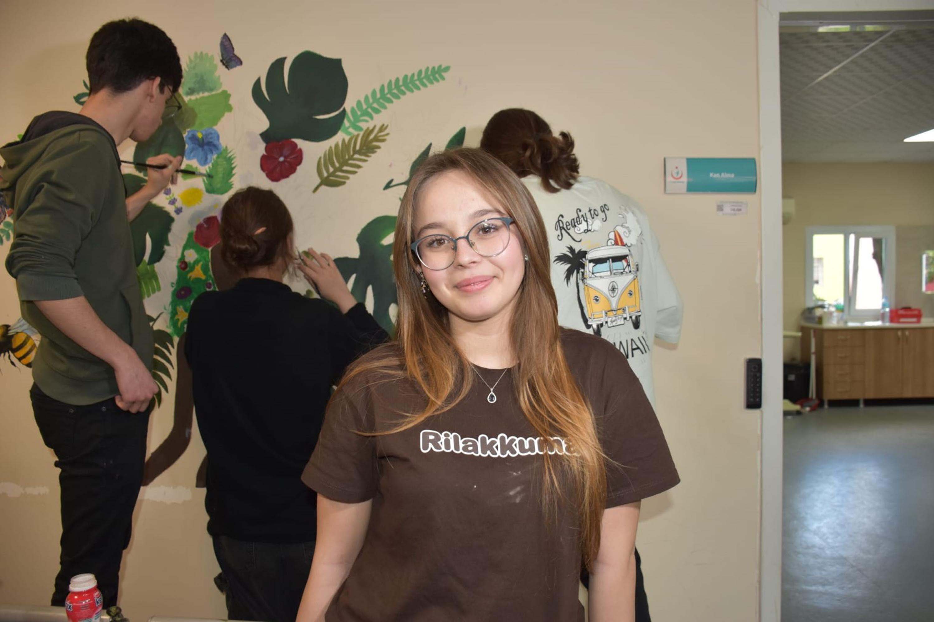 Kanser hastalarına moral için hastane duvarına resim yaptılar