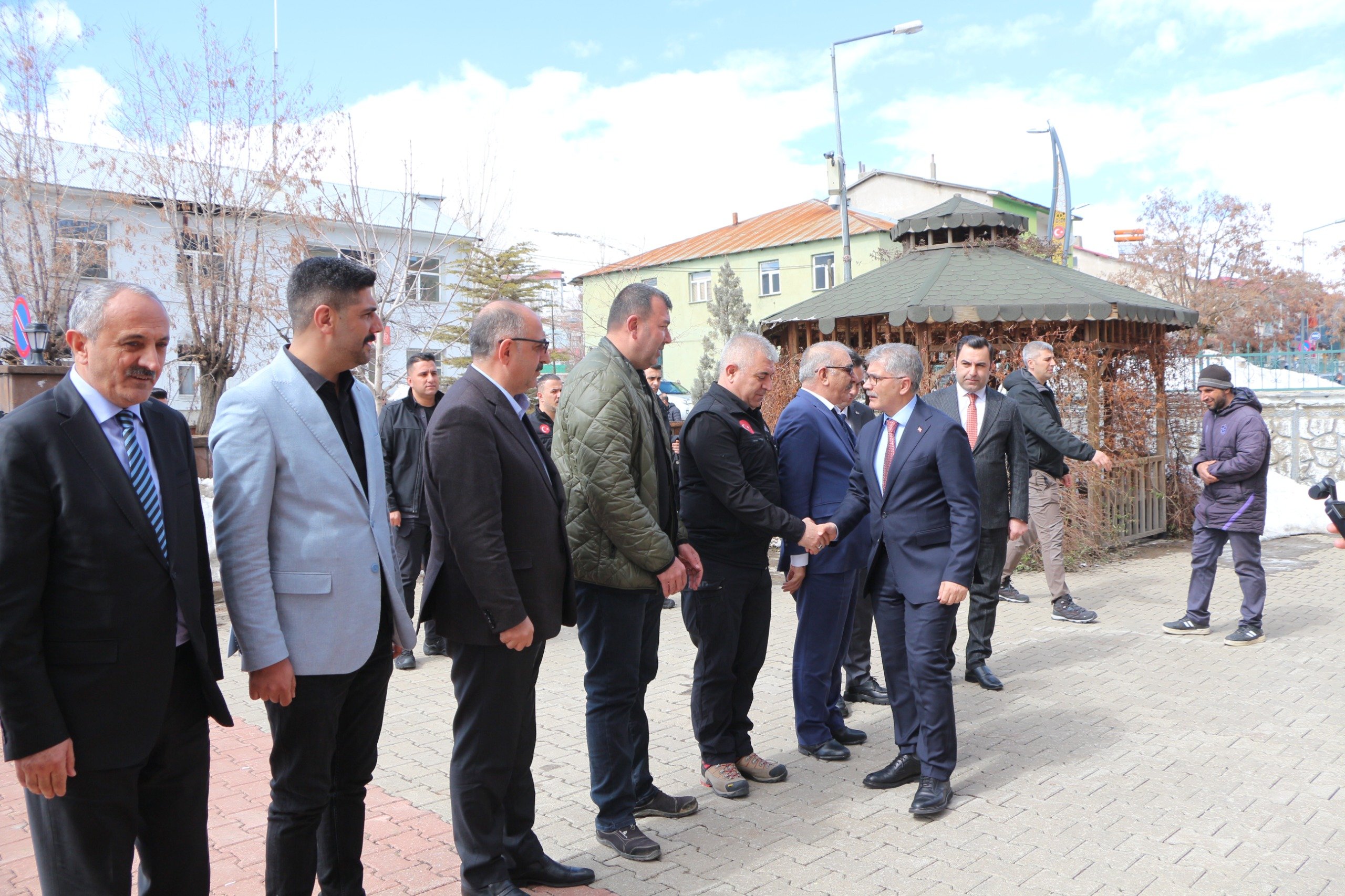 Karlıova'da depremzedeler için yapılan 230 konut, kurayla sahiplerini buldu