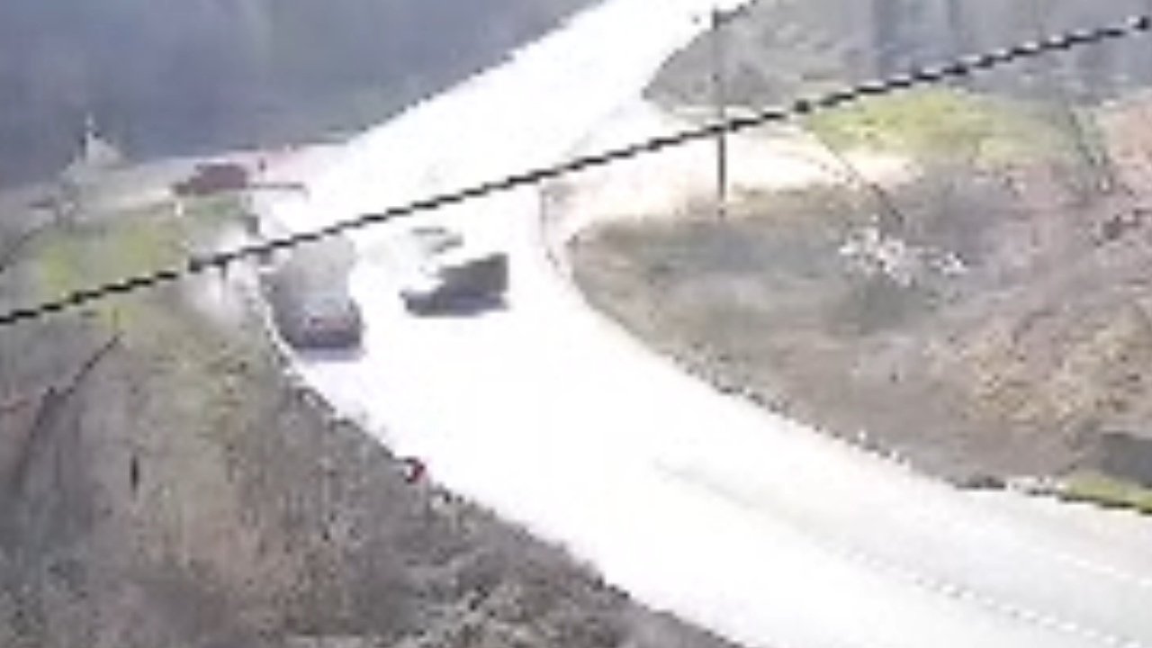 Karşı şeride geçen tanker, 2 otomobille çarpıştı; 3 yaralı