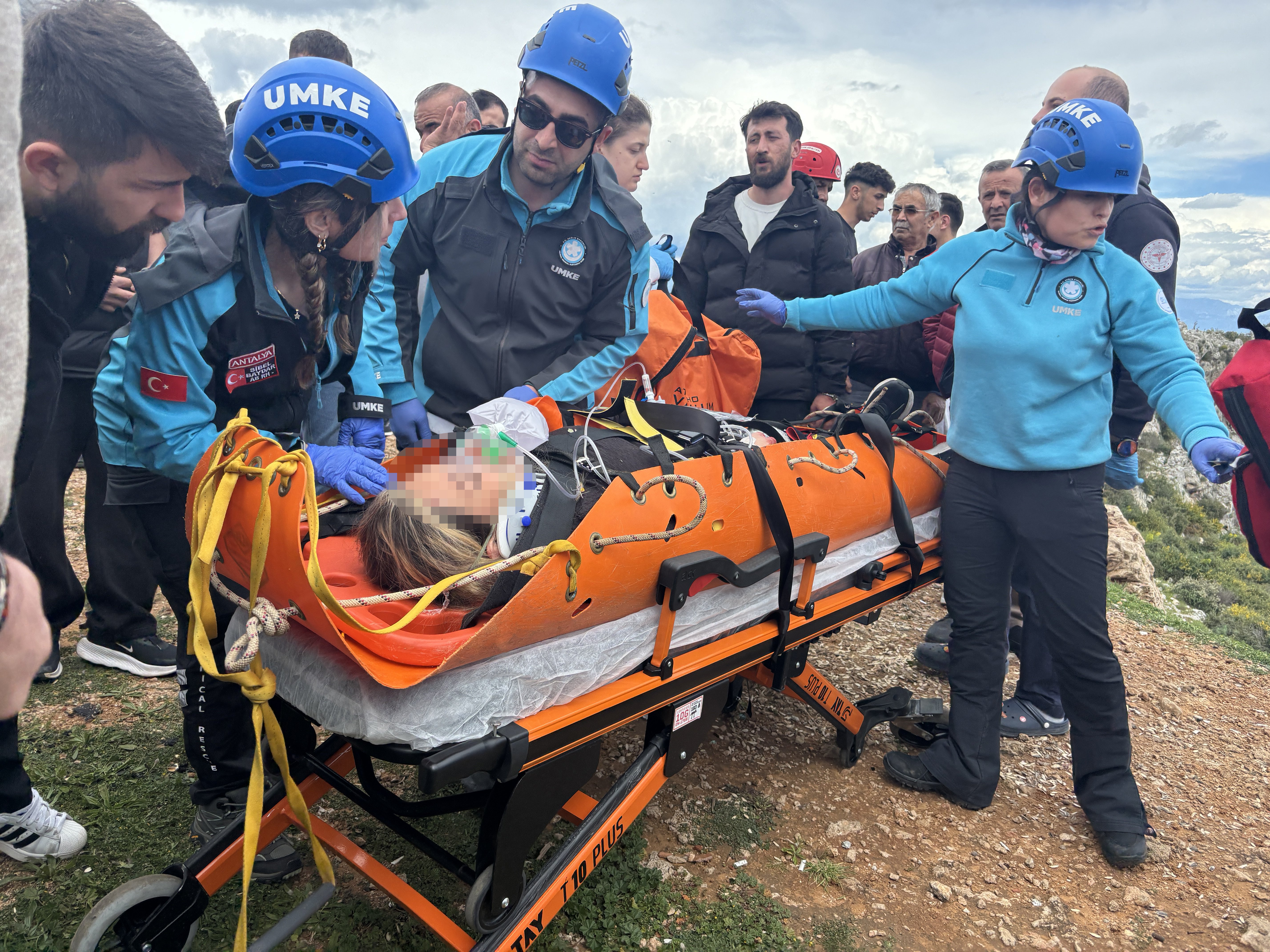 Kayalıktan düşen kadını sırtlarında taşıyıp, sağlık ekibine teslim ettiler