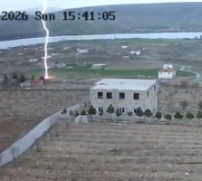 Kayseri'de boş araziye yıldırım düşme anı kamerada