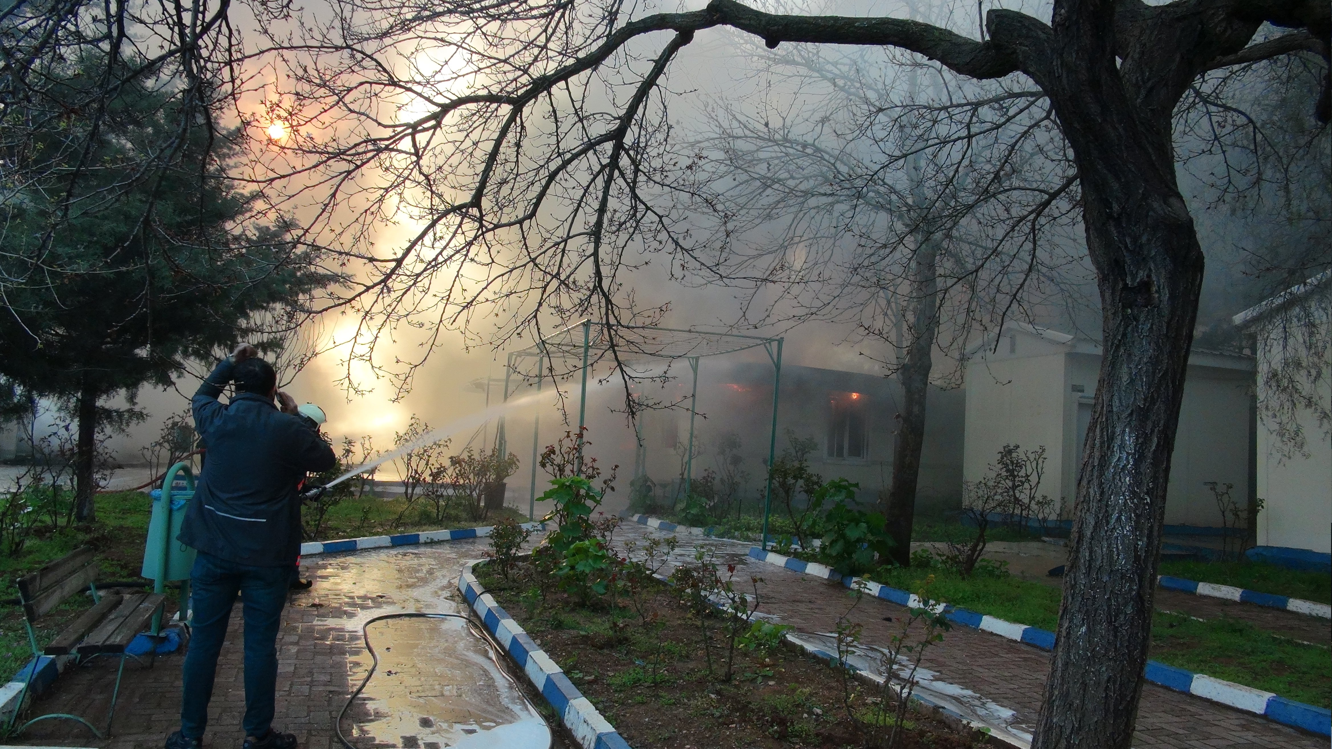 Kilis'te STK'ya ait prefabrikte yangın