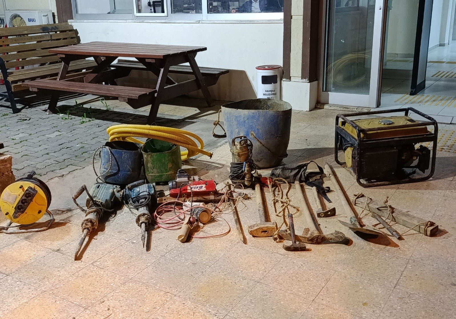 Kırıkkale'de kaçak kazı yapıp define arayan 4 kişi, suçüstü yakalandı