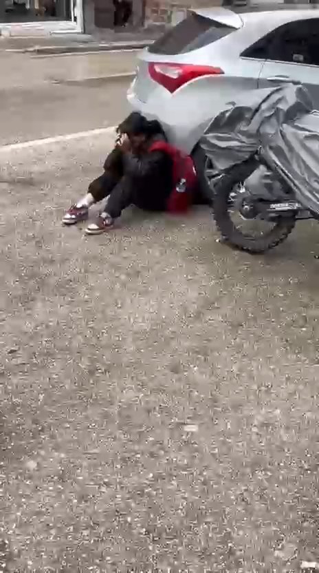 Kız öğrenci, tartıştığı akranını yere yatırıp ayağıyla yüzüne bastı