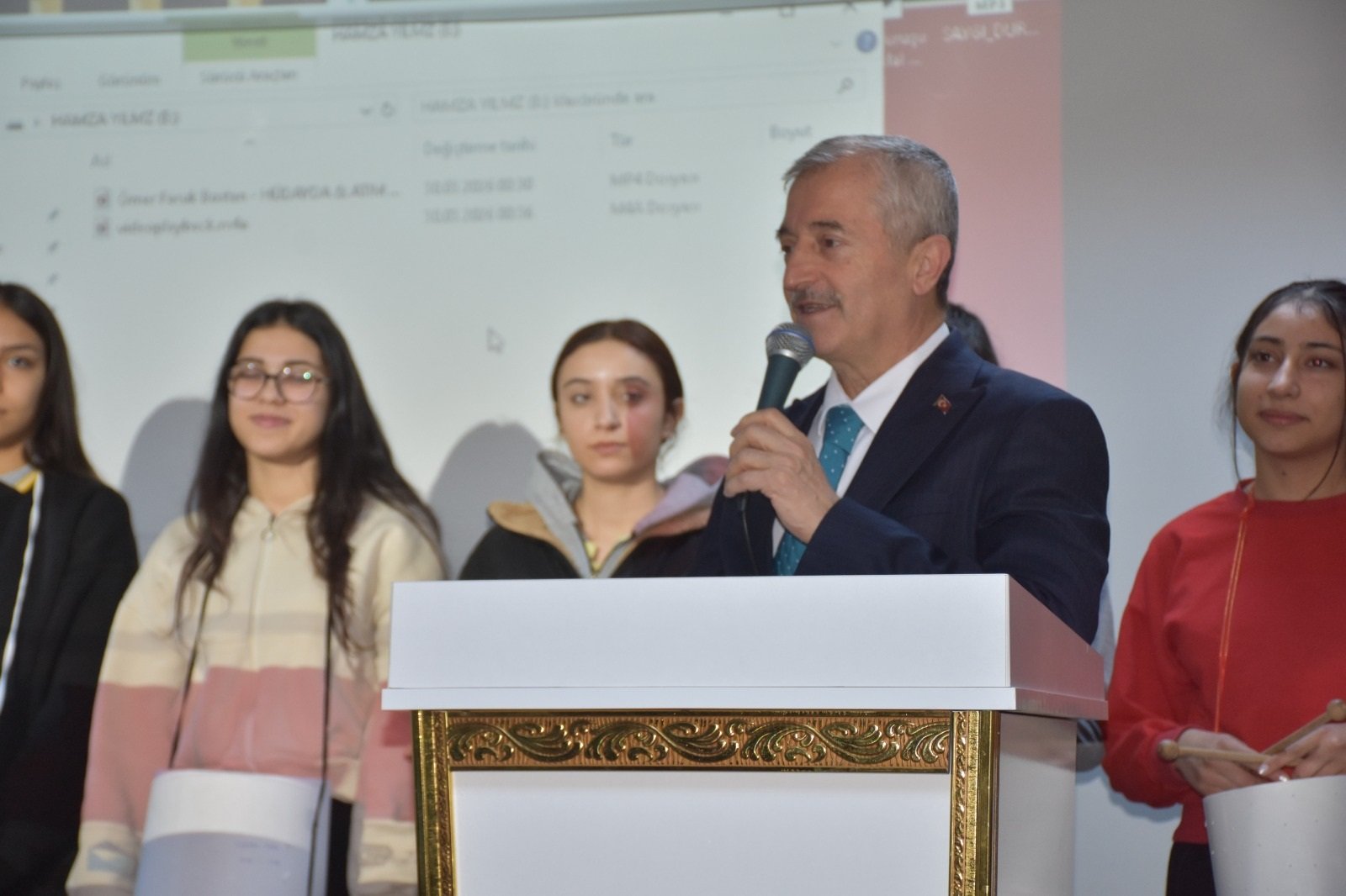 Liselilerden 'geri dönüşüm' orkestrası