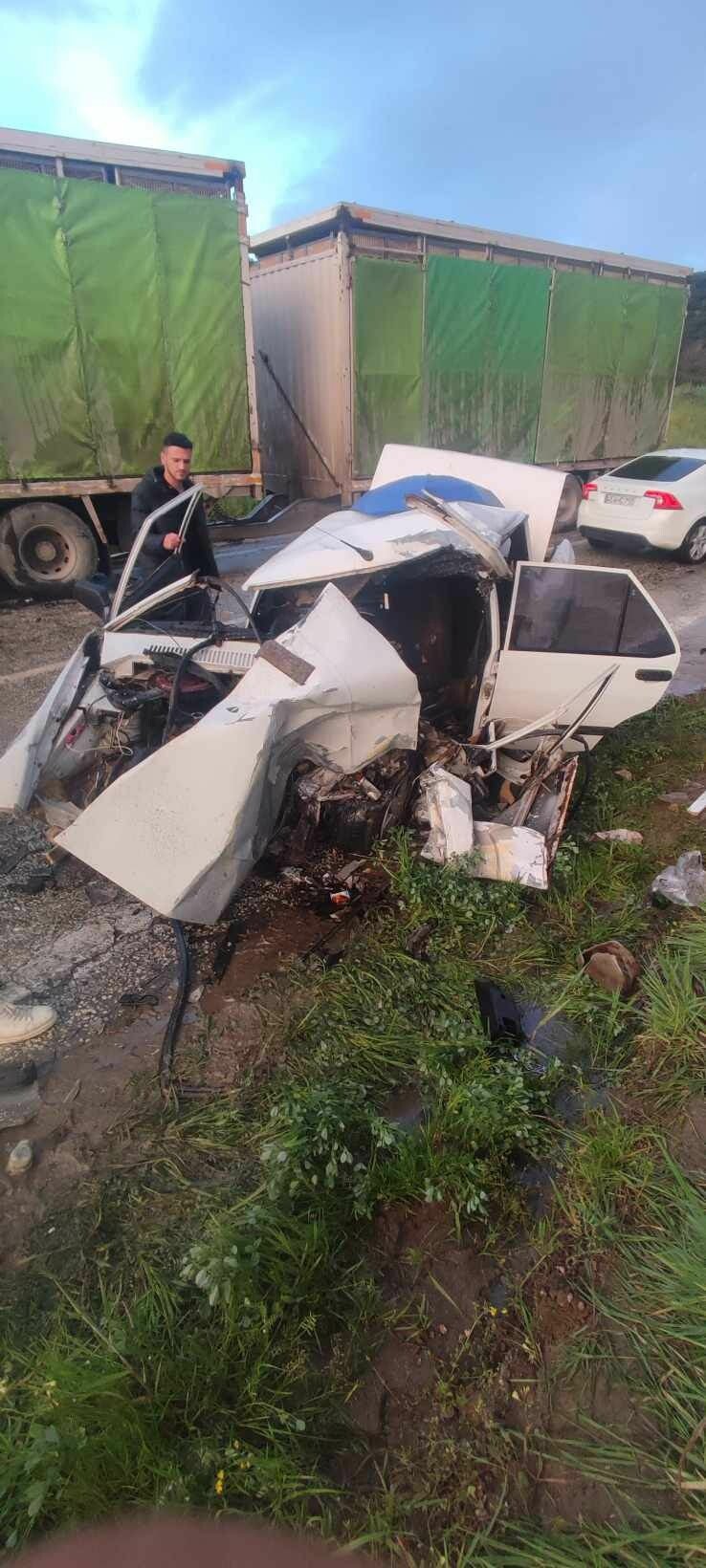 Manisa'da otomobil ile TIR çarpıştı: 3 yaralı
