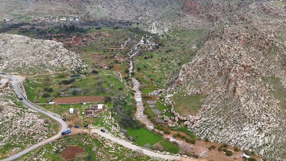 Mardin'de dağlar arasında gizlenmiş Başdeğirmen Şelalesi, görsel şölen sunuyor