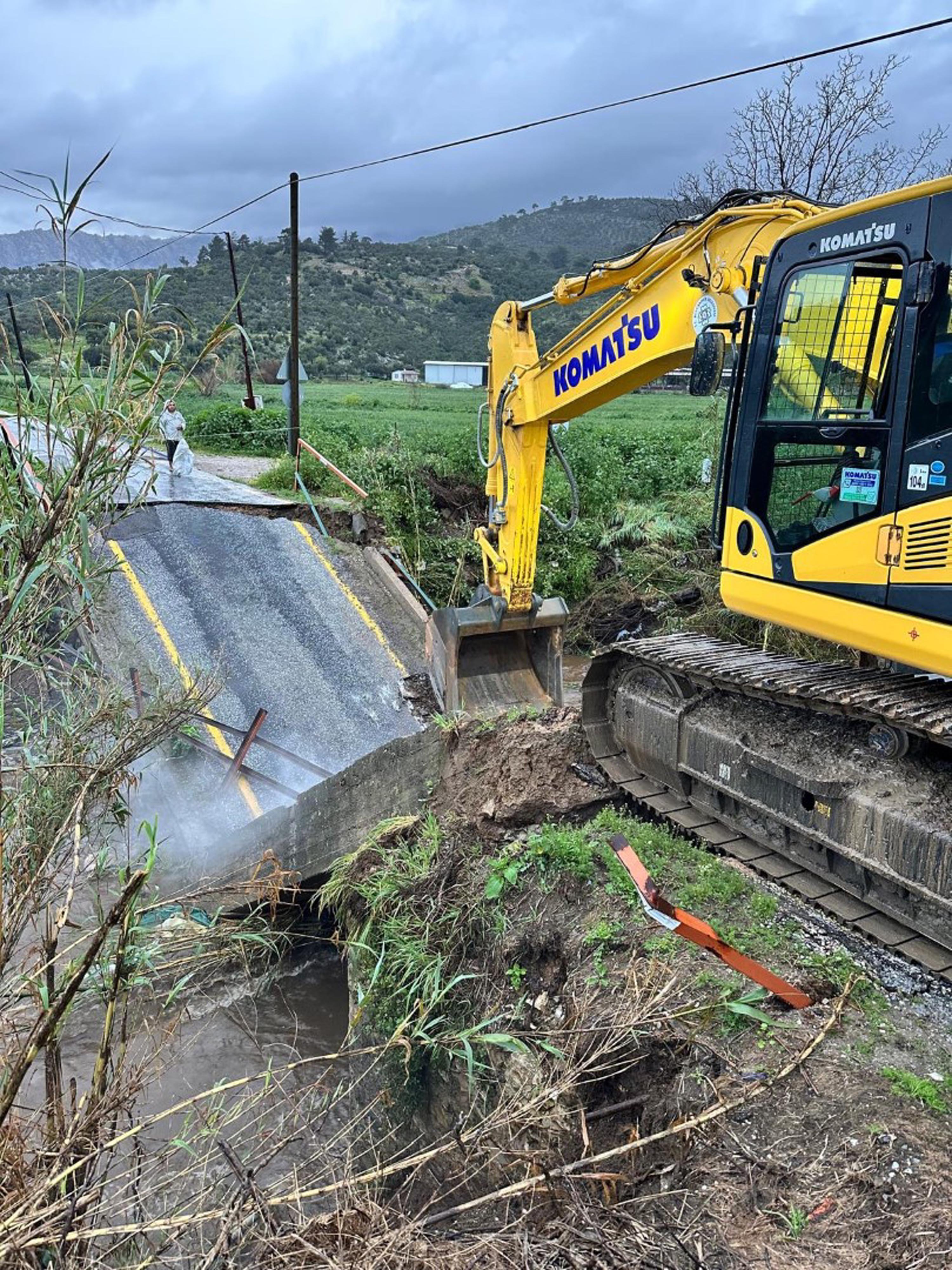 Milas'ta sağanakta köprü çöktü