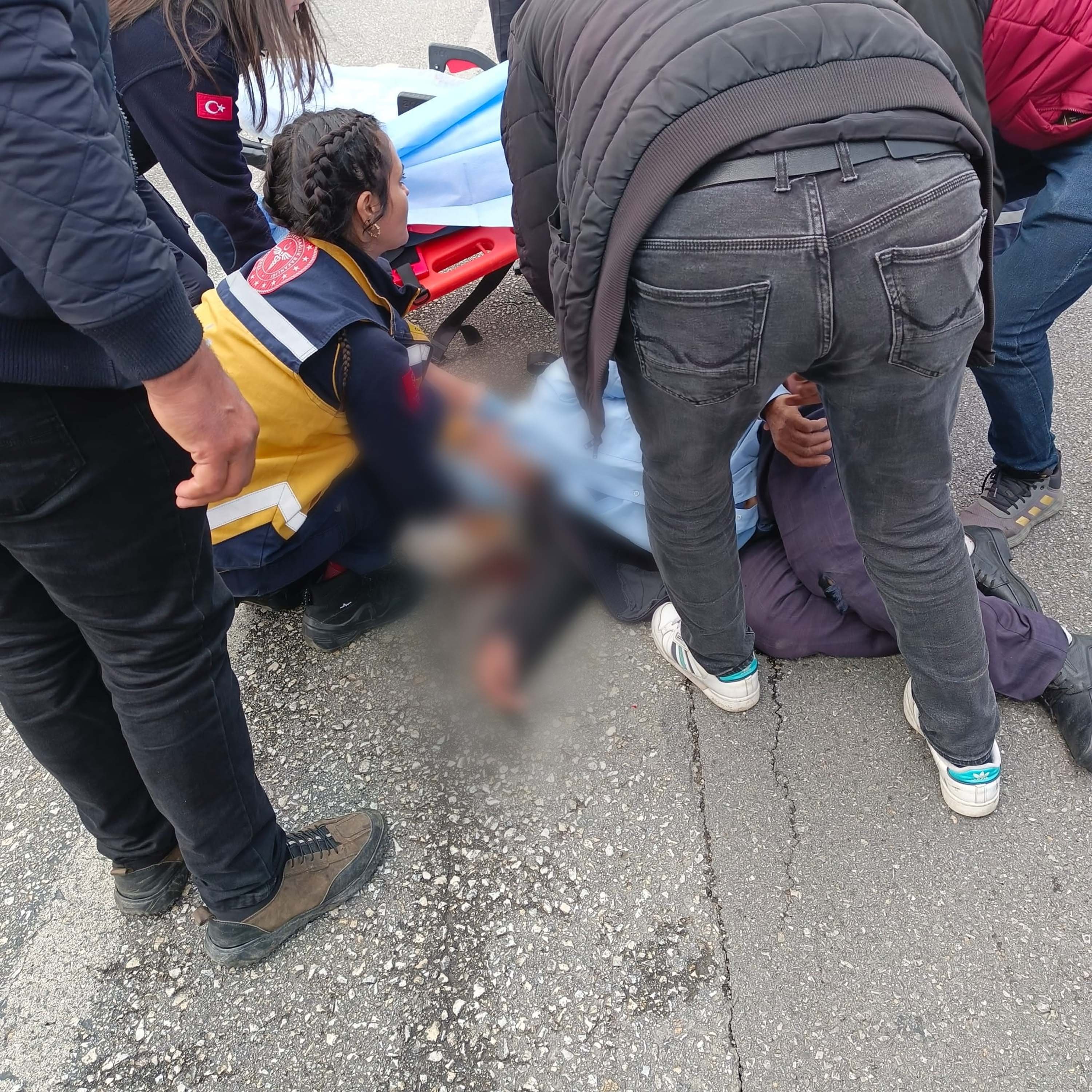 Minibüsün çarptığı yaya yaralandı; kaza anı kamerada