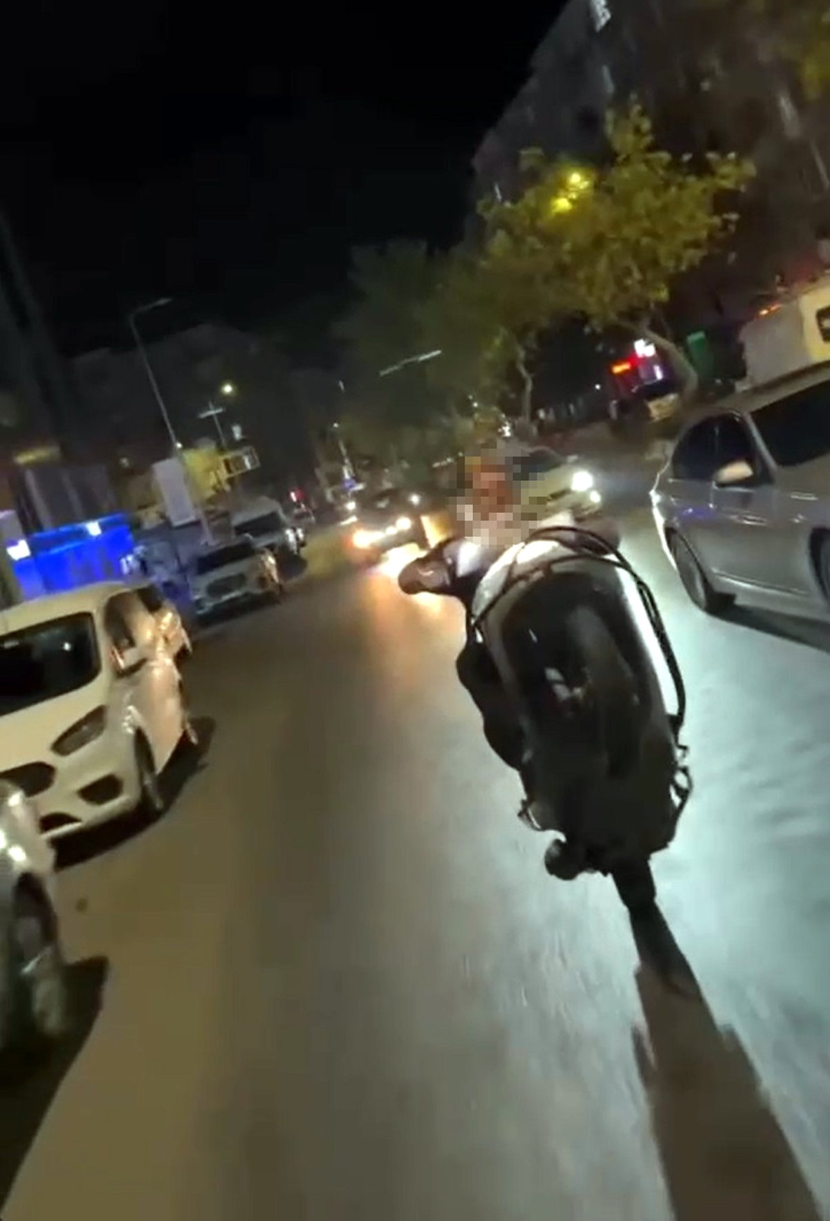 Motosiklet sürücüsünün tek teker üzerinde tehlikeli sürüşü kamerada