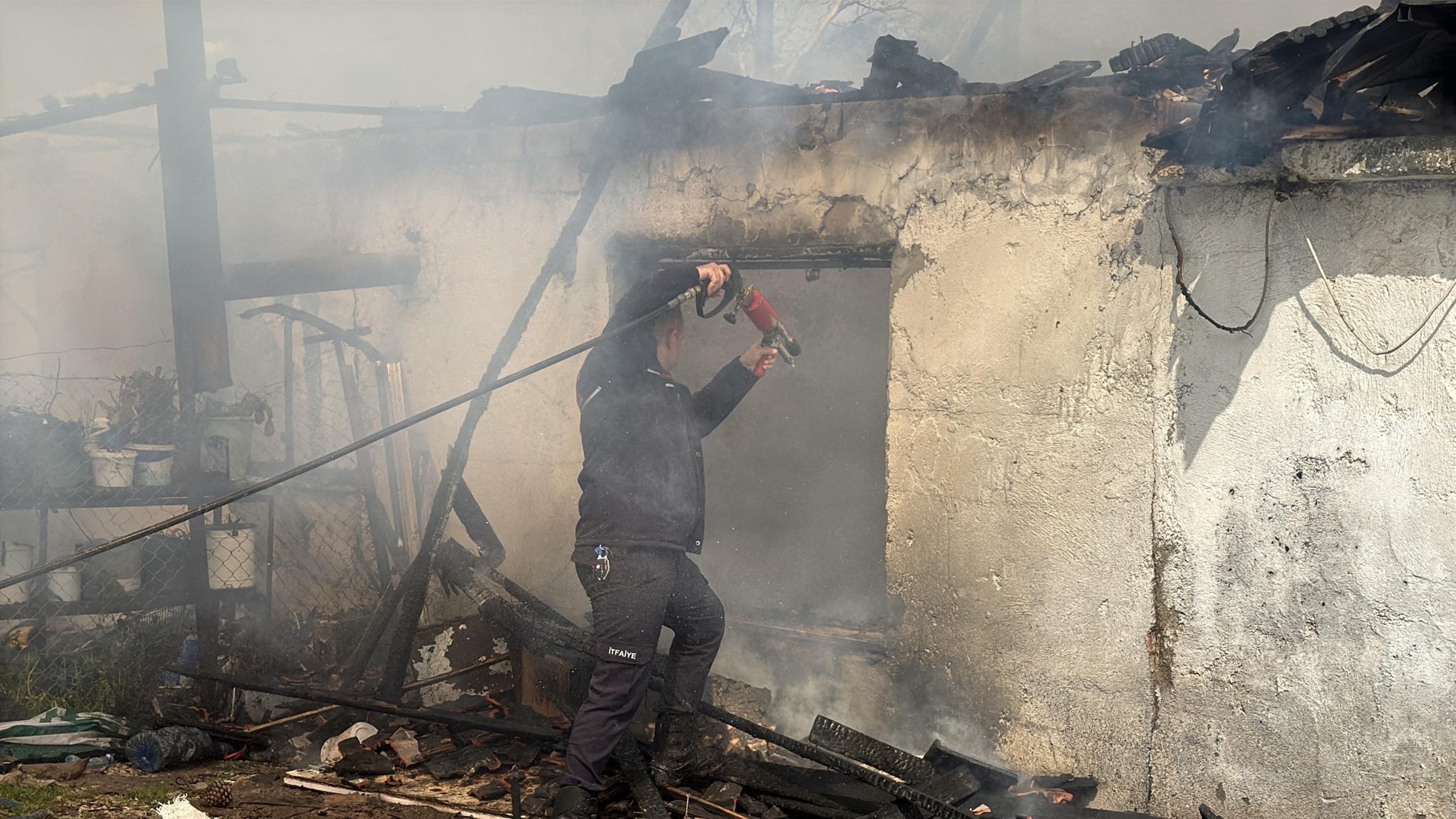 Muğla'da evde çıkan yangında aile alevlerin arasından kurtuldu