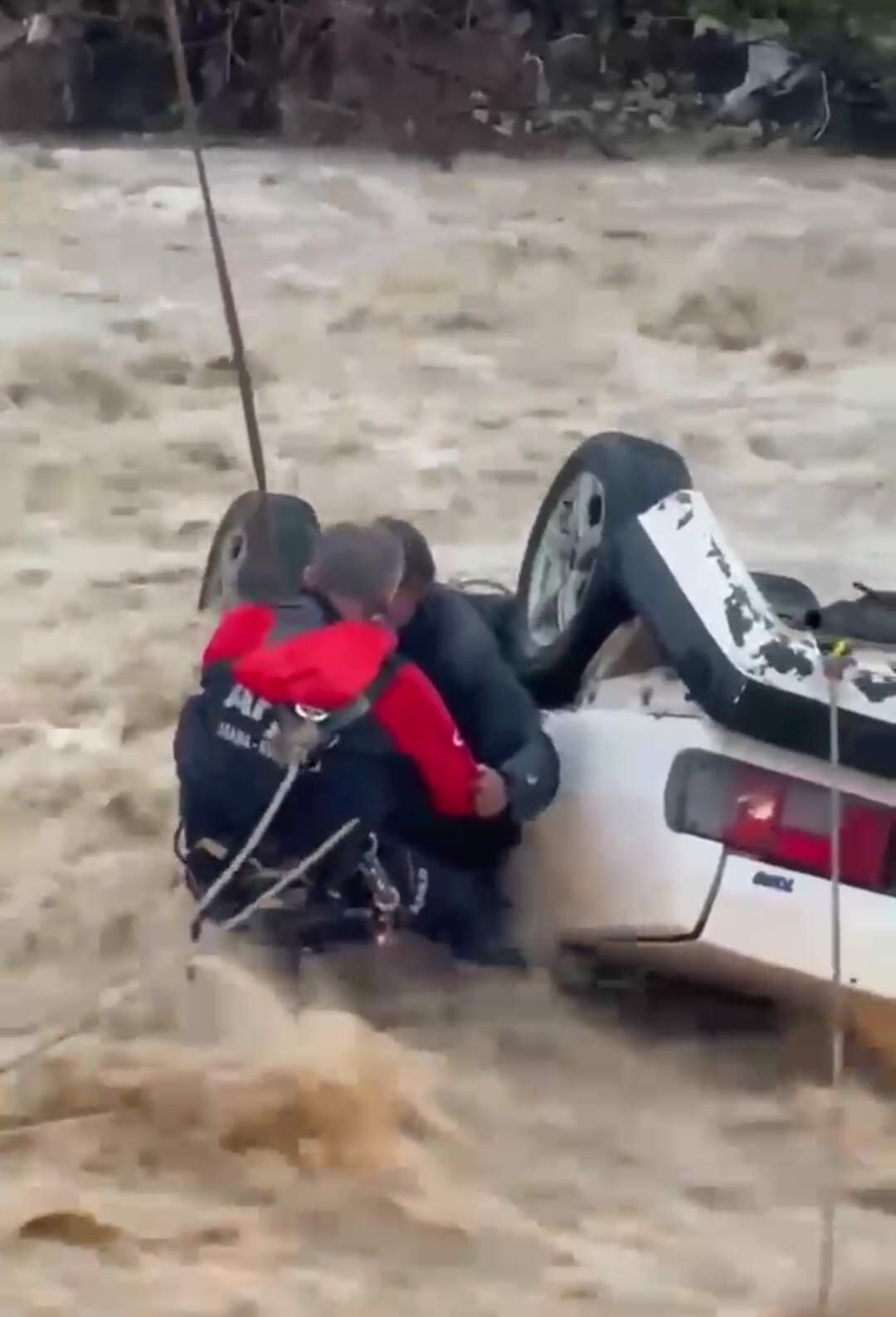 Muğla'da otomobil sel sularına kapıldı: 1 ölü, 1 yaralı / Ek fotoğraf