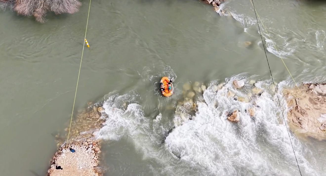 Munzur Nehri'nde 'rafting' heyecanı; 300 sporcu kıyasıya yarıştı