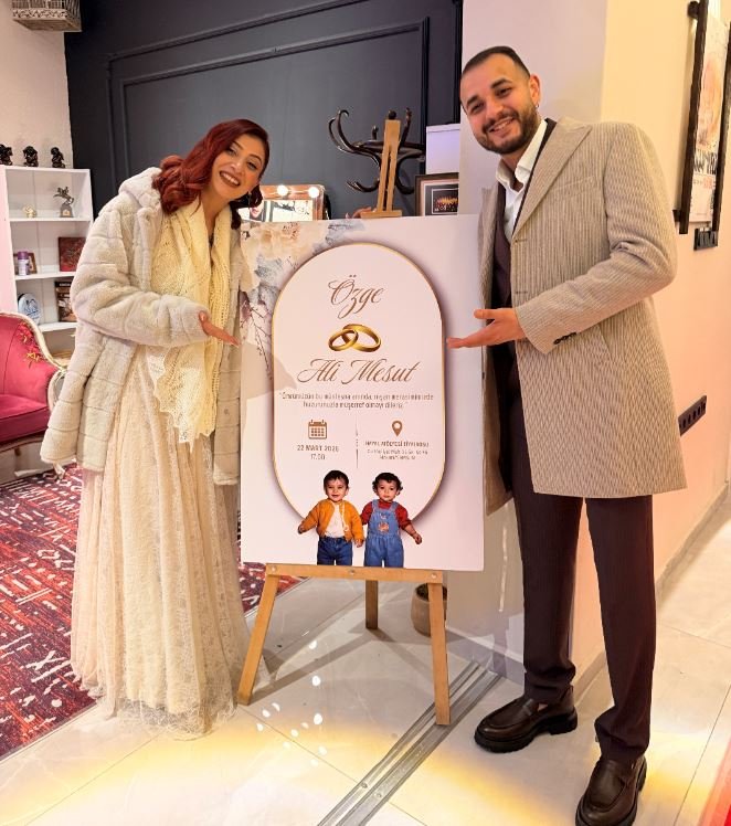 Nişanlarında tiyatro gösterisi yaptılar; 40 yıl sonraki hallerini canlandırdılar