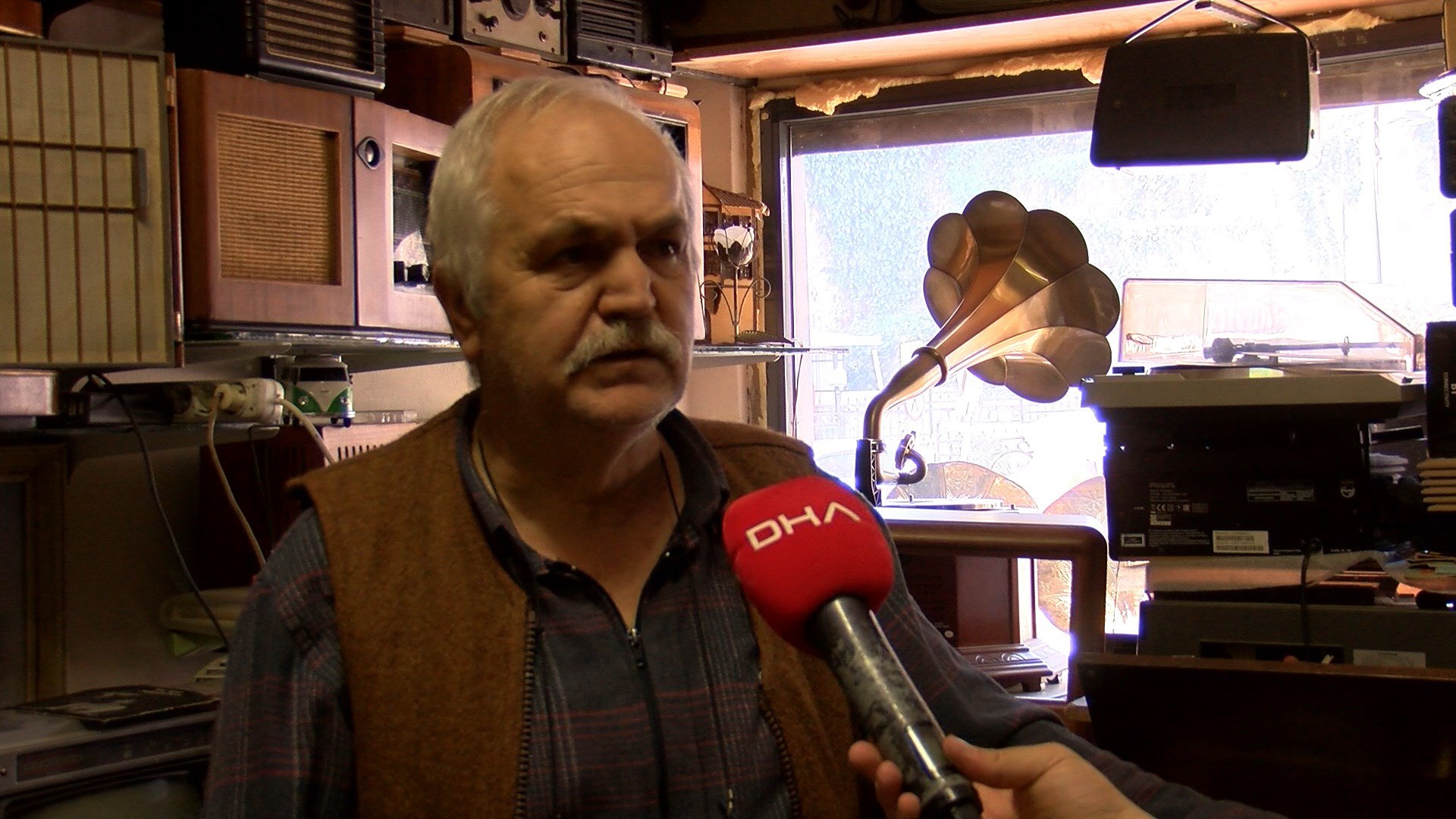 'Nostalji doktoru', 40 yıldır tamirini yaptığı antika radyolara yeniden ses veriyor