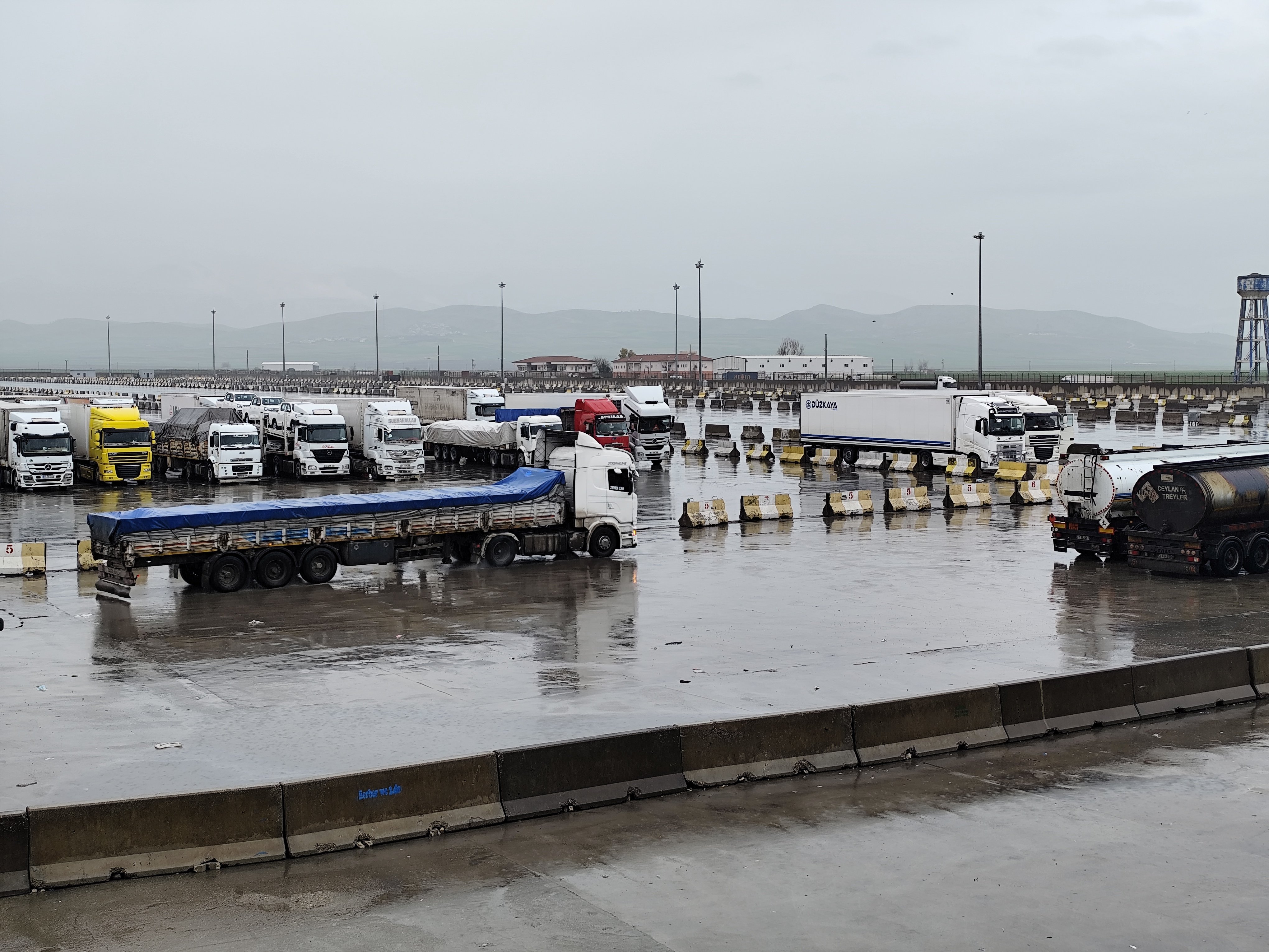 Orta Doğu'daki gerilime rağmen Habur Sınır Kapısı'nda ticaret trafiği kesintisiz sürüyor / Ek fotoğraflar