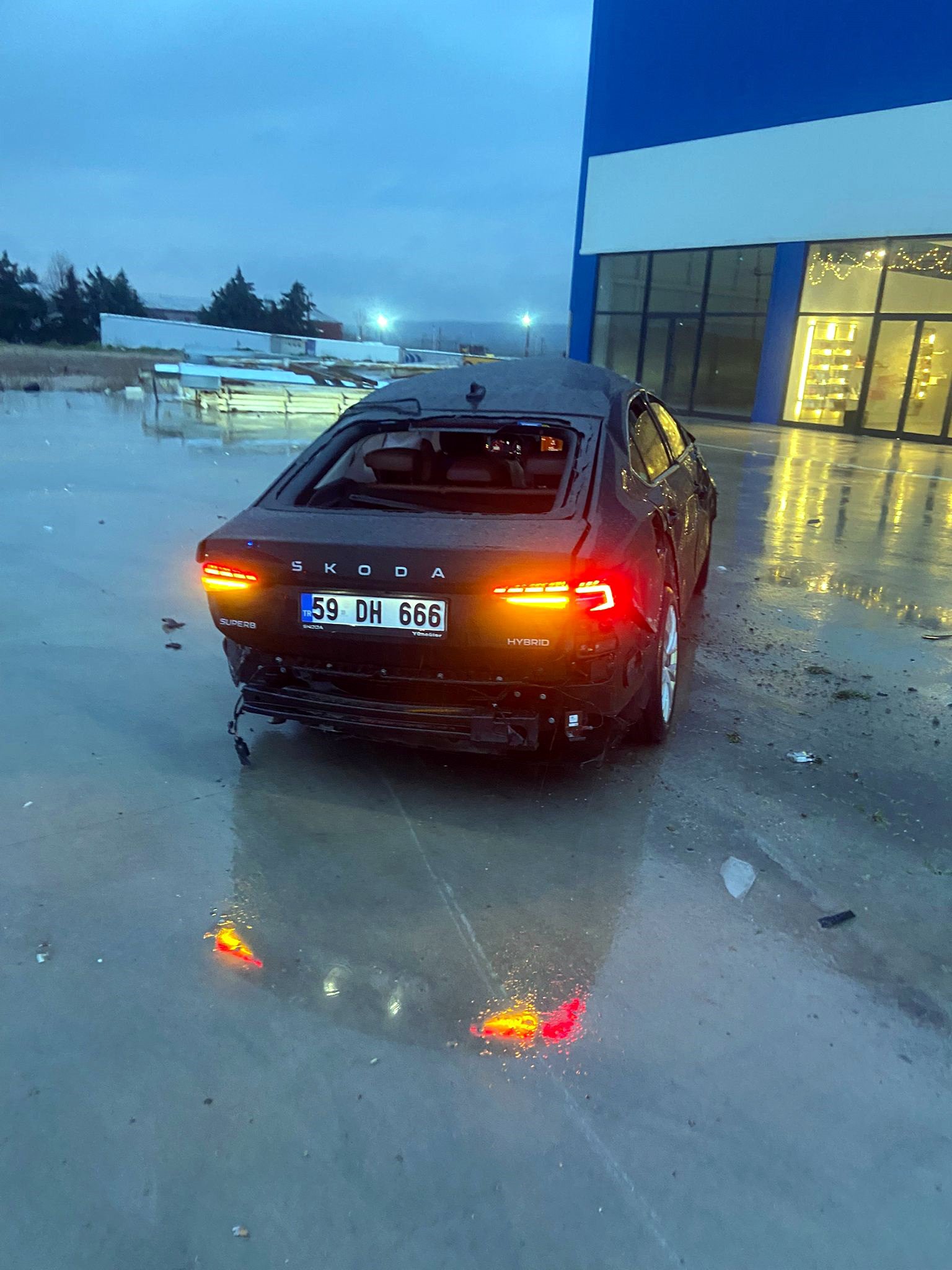 Otomobil, defalarca takla attığı kaza kamerada; 2 yaralı